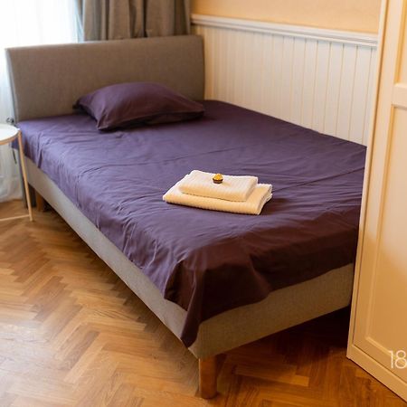 1800 By Vince Stay - Private Rooms In Town Hall Square Tartu Exterior photo