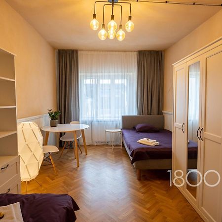 1800 By Vince Stay - Private Rooms In Town Hall Square Tartu Exterior photo