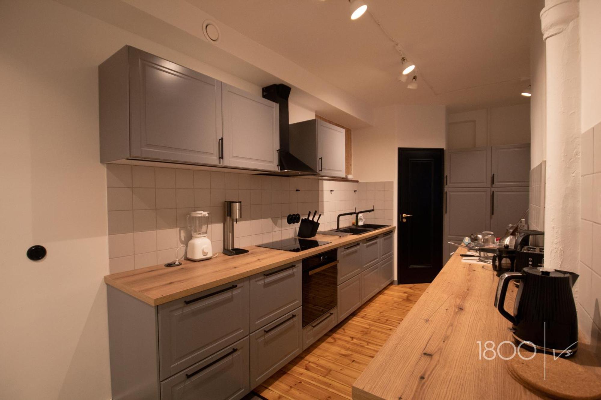 1800 By Vince Stay - Private Rooms In Town Hall Square Tartu Exterior photo