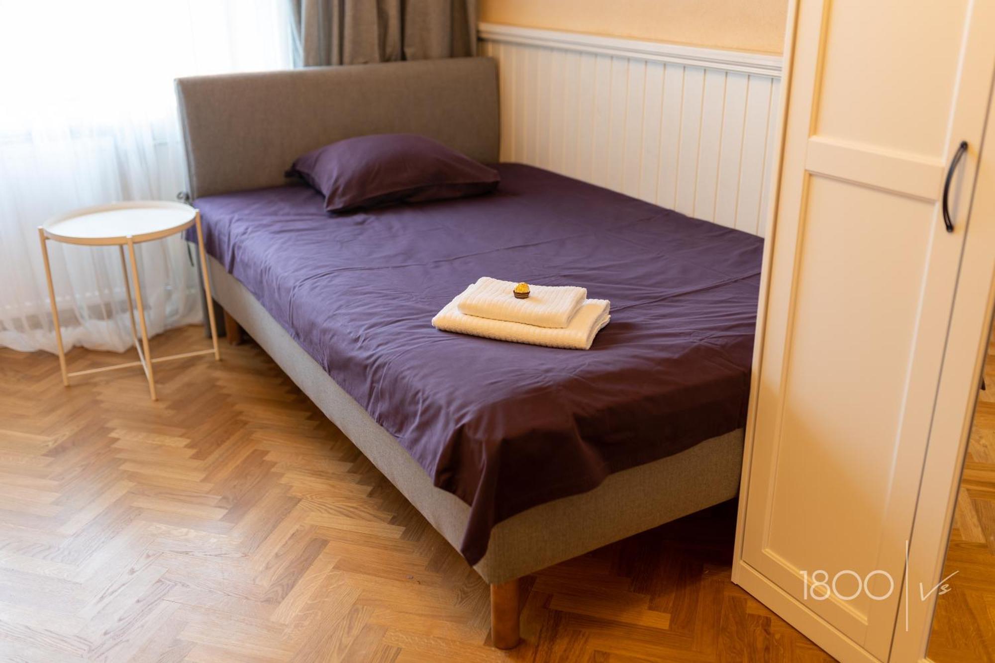 1800 By Vince Stay - Private Rooms In Town Hall Square Tartu Exterior photo