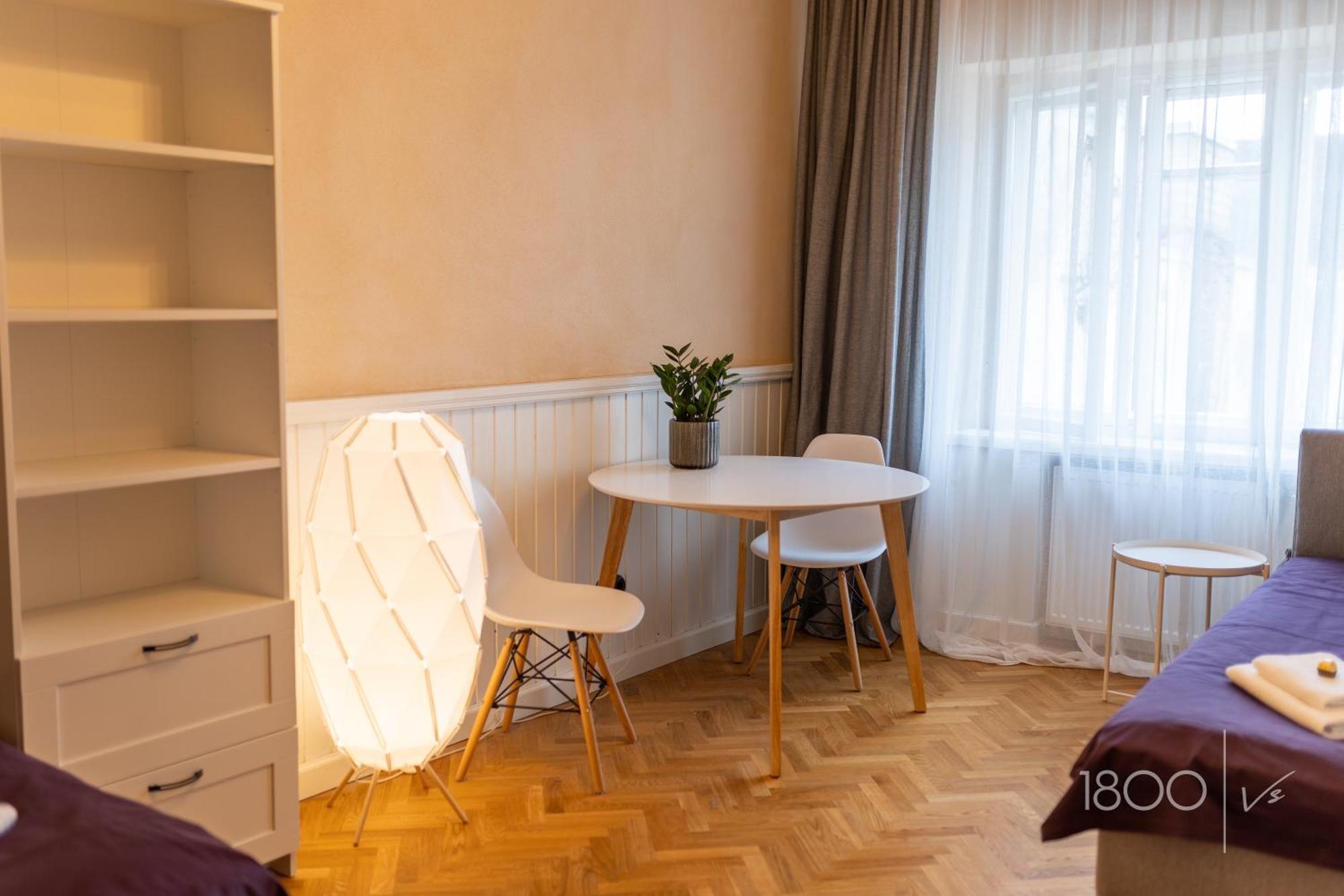 1800 By Vince Stay - Private Rooms In Town Hall Square Tartu Exterior photo