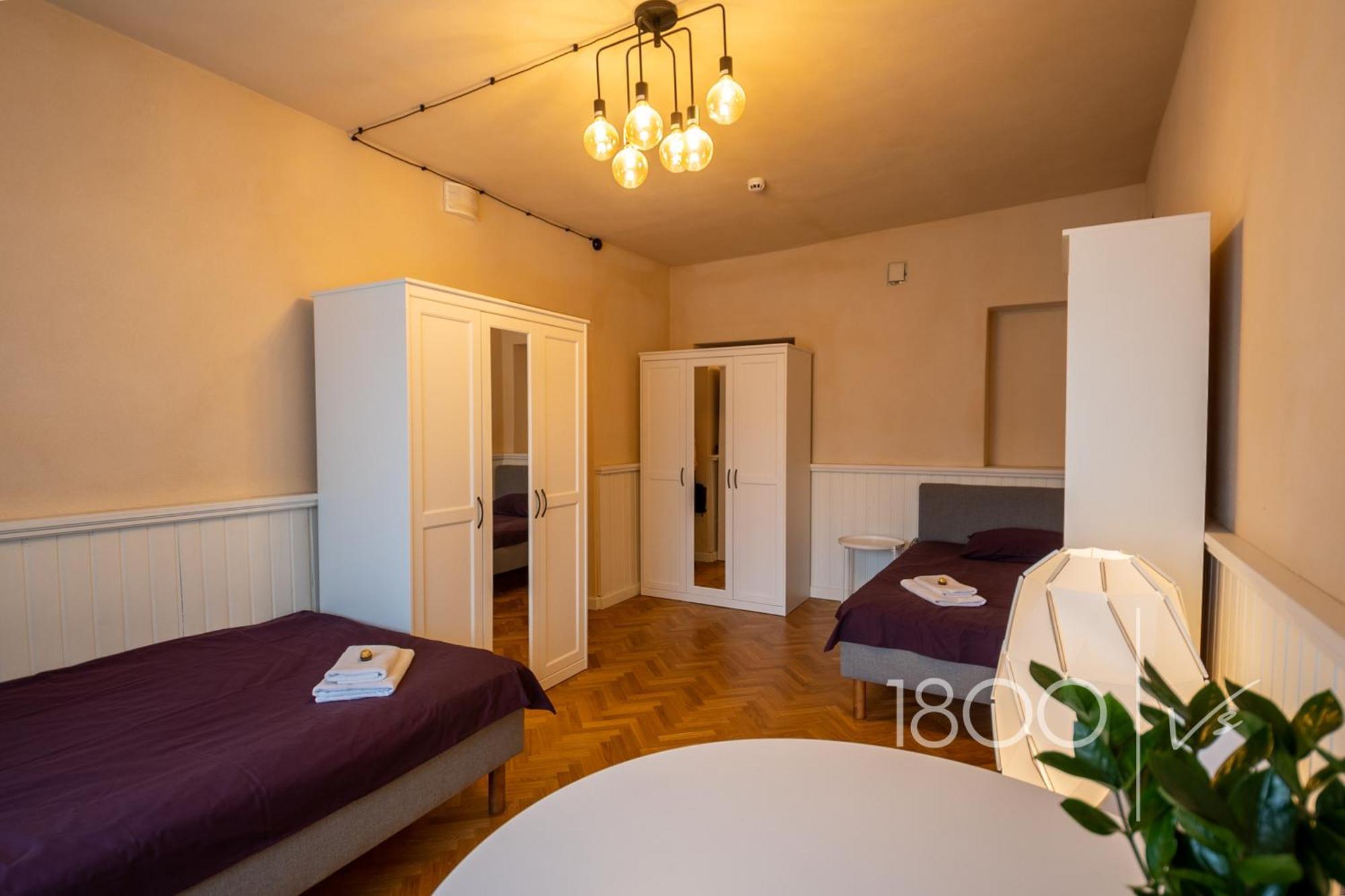 1800 By Vince Stay - Private Rooms In Town Hall Square Tartu Exterior photo